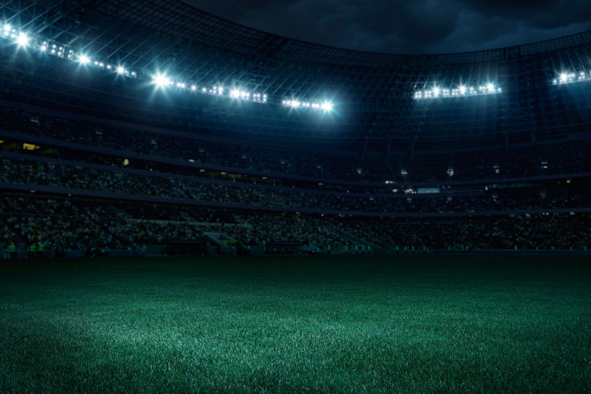 estádio de futebol vazio visto de dentro