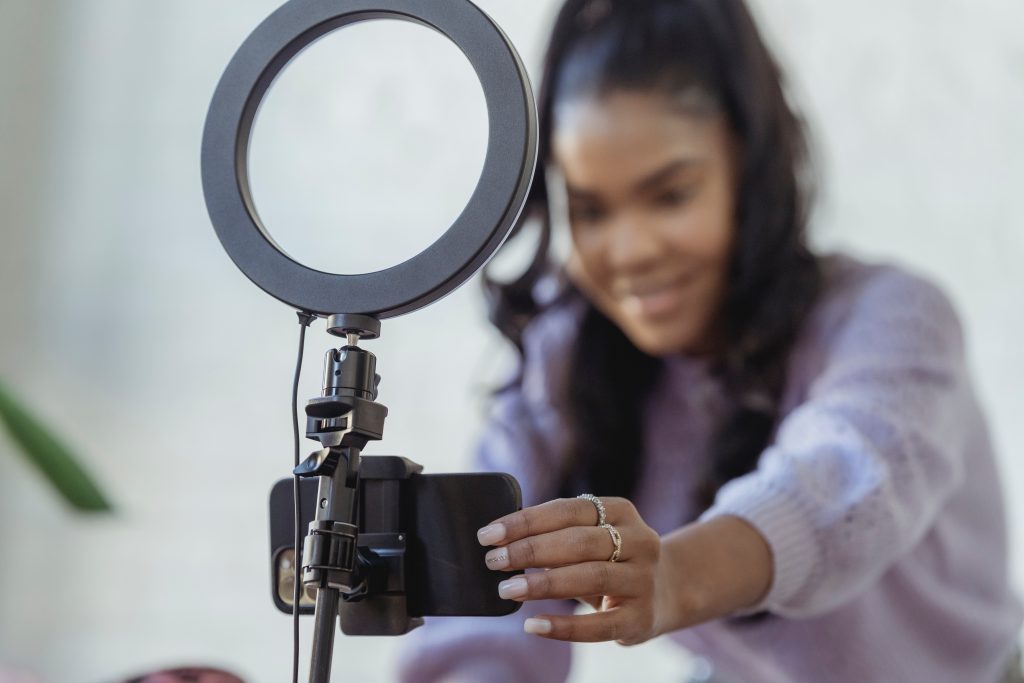 Mulher gravando vídeo